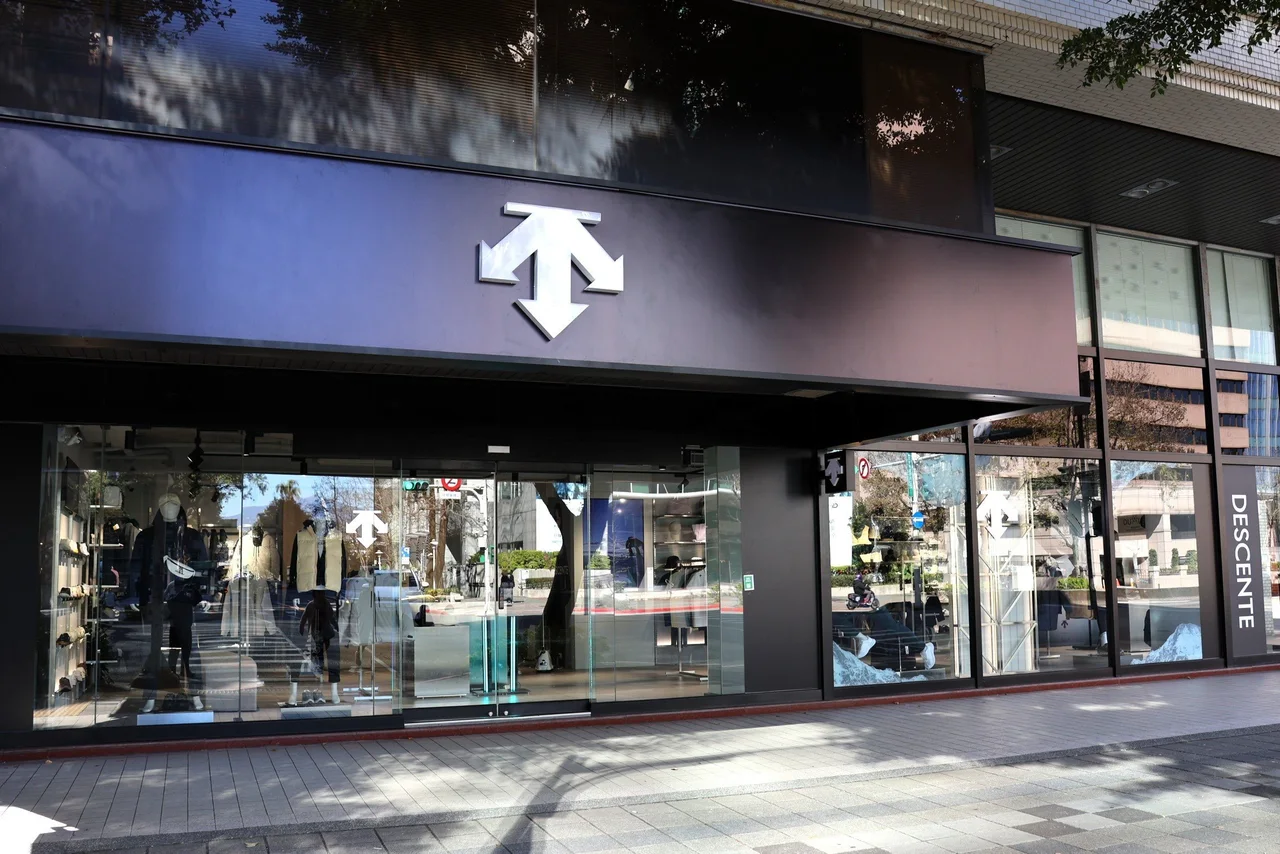 DESCENTE arrives on Zhongxiao Road