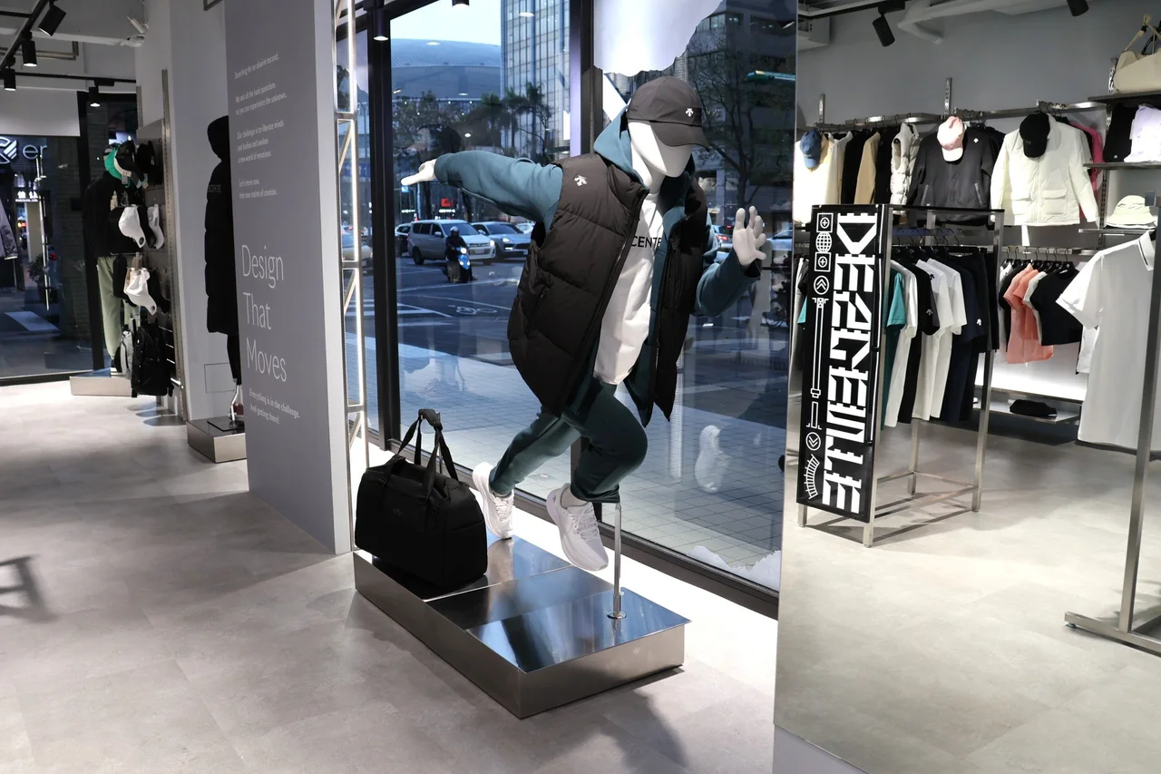 Merchandising and retail space at DESCENTE Zhongxiao